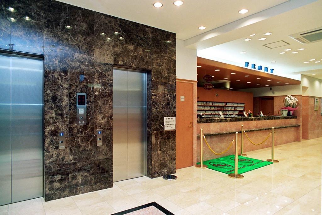 Toyoko Inn Tokyo Monzen-Nakacho Eitaibashi Buitenkant foto